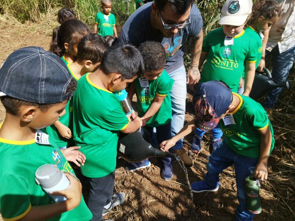 SEMA realiza atividade sobre Povos Originários e mandioca com alunos da Rede Municipal de Ensino