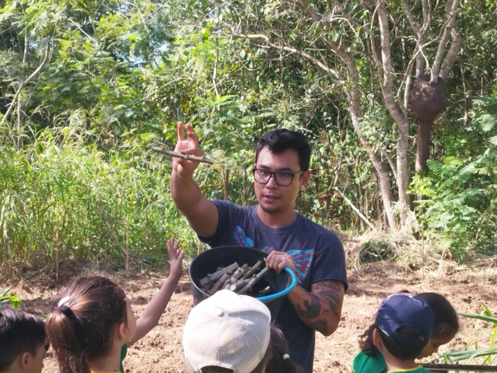 SEMA realiza atividade sobre Povos Originários e mandioca com alunos da Rede Municipal de Ensino