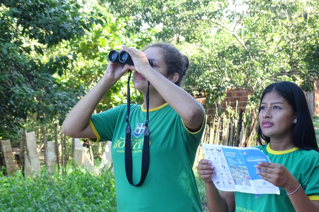 SEMA promove observação de aves como atividade de Educação Ambiental para alunos das escolas rurais