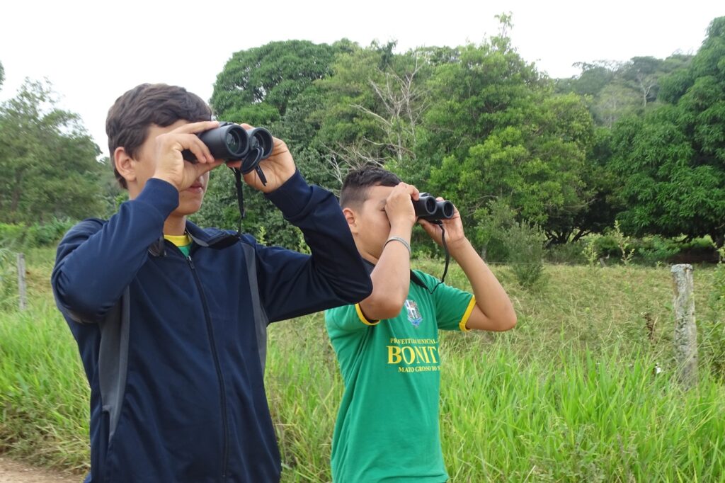 SEMA promove observação de aves como atividade de Educação Ambiental para alunos das escolas rurais