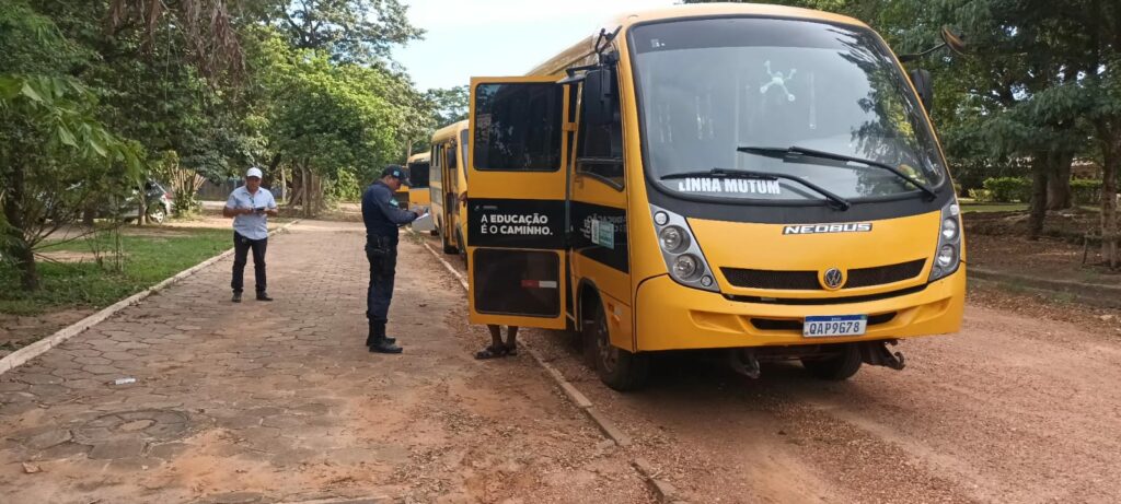 Veículos de transporte escolar passam por vistoria em Bonito