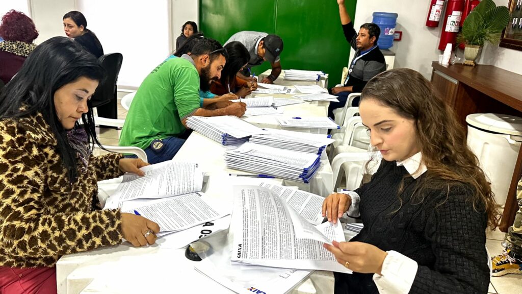 Famílias beneficiadas com casas do Residencial Rio da Prata II (FGTS) assinam contrato com a Caixa