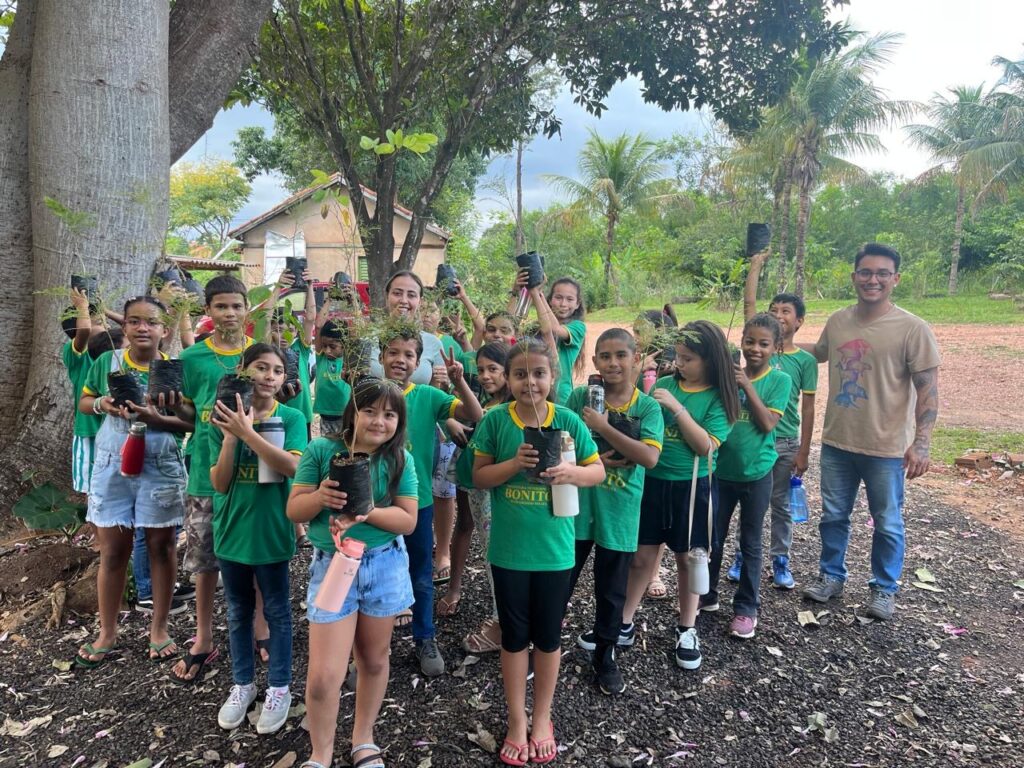 Alunos vivenciam ação de educação ambiental no Viveiro Municipal