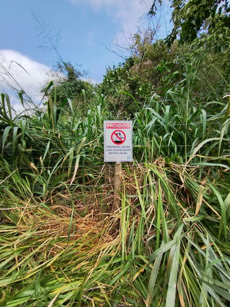 Prefeitura de Bonito instala placas contra o descarte irregular de lixo