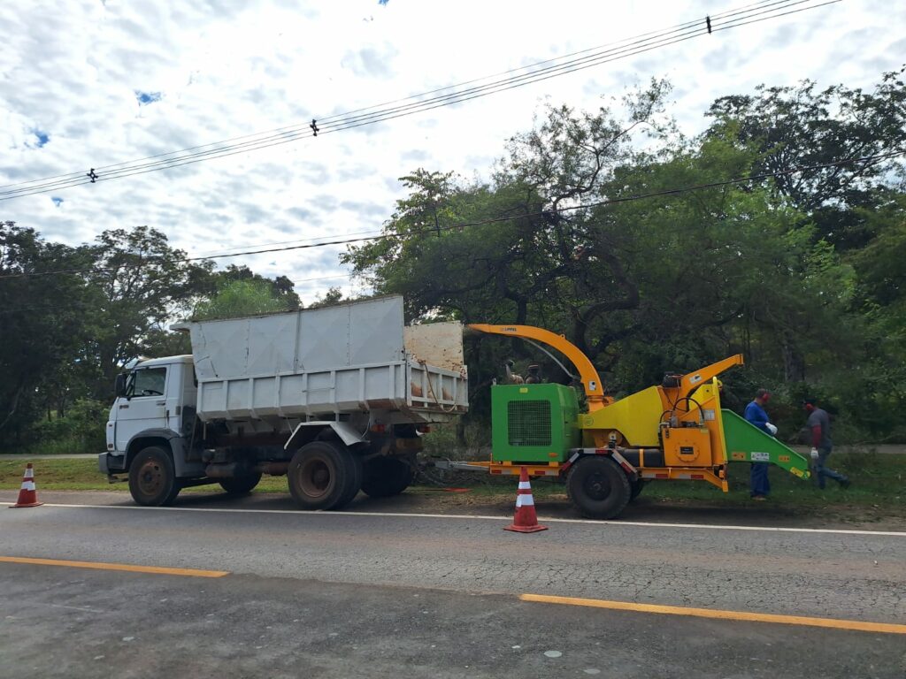 Bonito avança na gestão ambiental com trituração de resíduos de podas Bonito avança na gestão ambiental com trituração de resíduos de podas