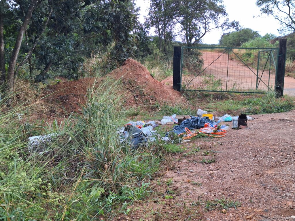 Descartes irregulares continuam na área de transbordo, mesmo após mudança de horário Descartes irregulares continuam na área de transbordo, mesmo após mudança de horário