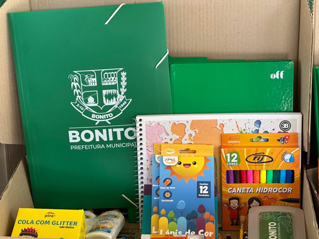 Prefeitura de Bonito inicia entrega de mais de 3 mil kits escolares para alunos da rede municipal