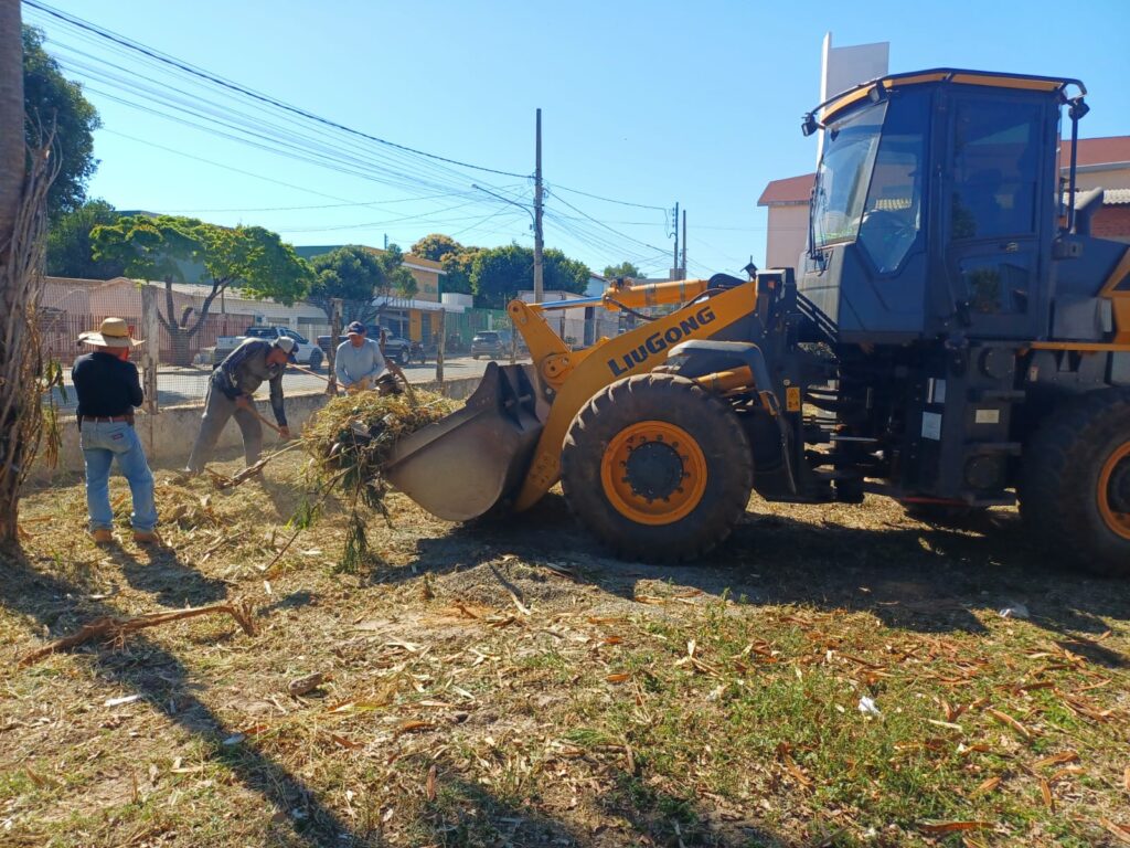 Prefeitura notifica e limpa terreno no Centro de Bonito Prefeitura notifica e limpa terreno no Centro de Bonito