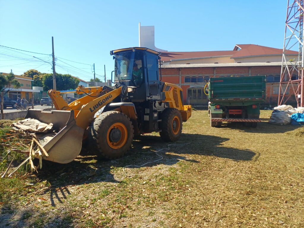 Prefeitura notifica e limpa terreno no Centro de Bonito Prefeitura notifica e limpa terreno no Centro de Bonito