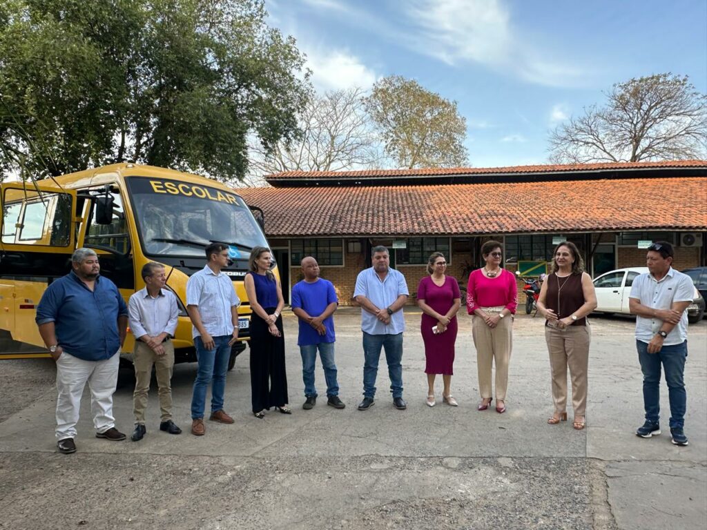 Após incidente, Prefeitura entrega novo ônibus escolar para garantir transporte dos alunos