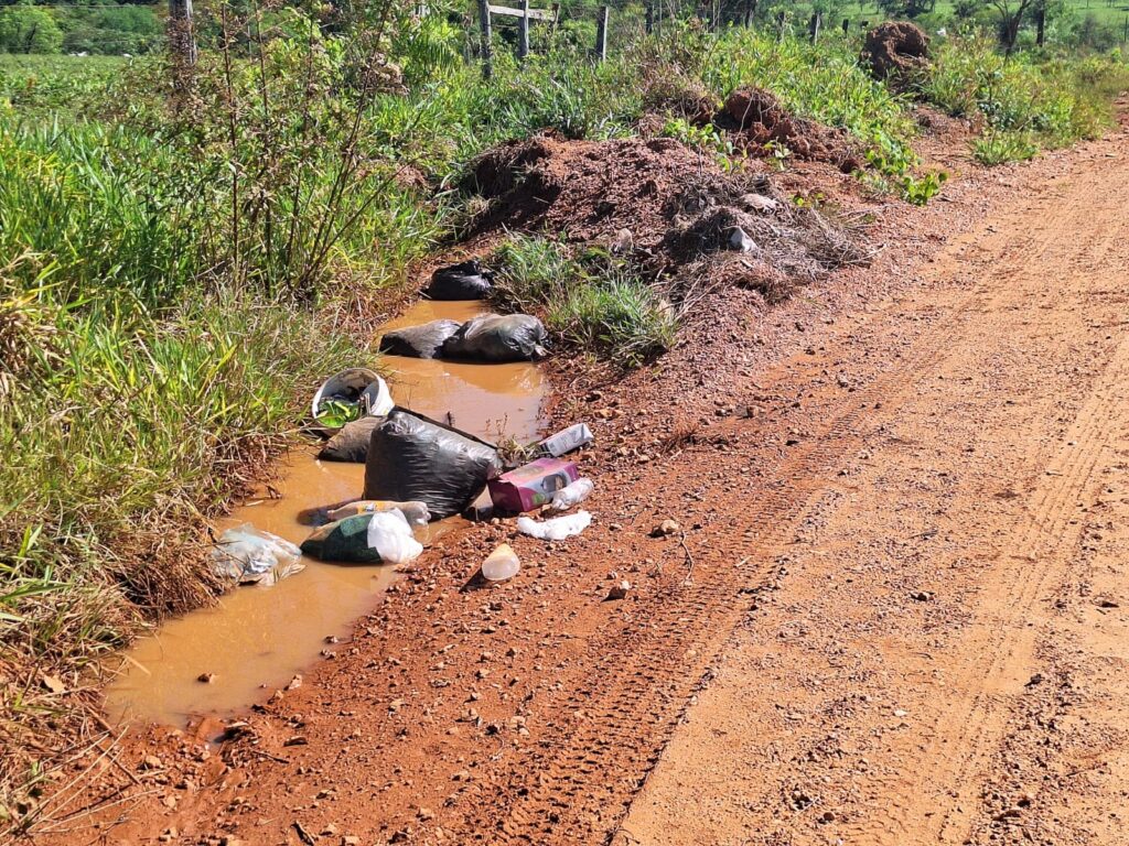 Prefeitura reforça fiscalização contra descarte irregular de lixo e restos de animais na Estrada do Quati Prefeitura reforça fiscalização contra descarte irregular de lixo e restos de animais na Estrada do Quati