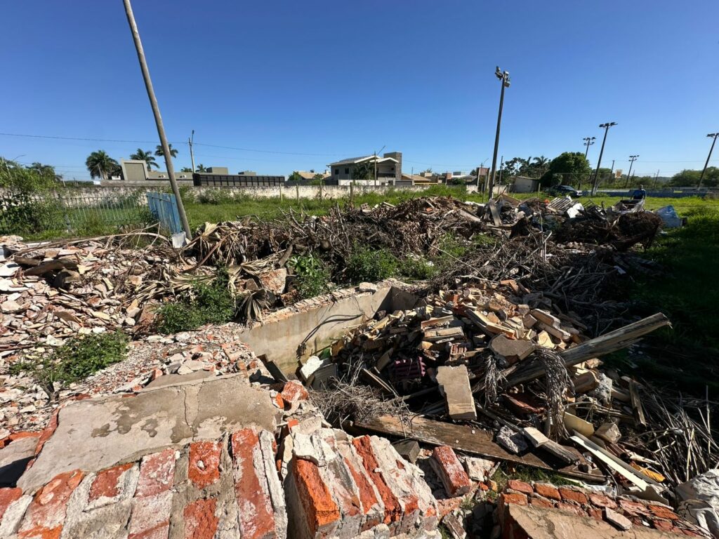 Prefeitura de Bonito notifica Associação Atlética por terreno abandonado no Jardim Andreia Prefeitura de Bonito notifica Associação Atlética por terreno abandonado no Jardim Andreia