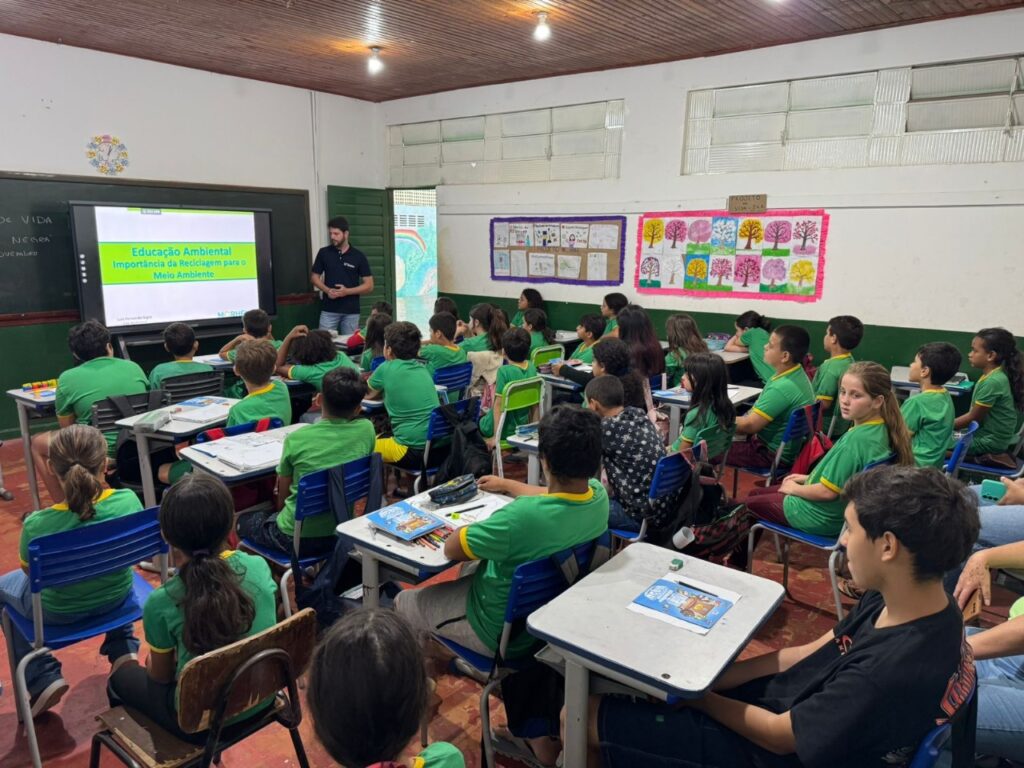 Palestras de Educação Ambiental orientam alunos sobre reciclagem em Bonito Palestras de Educação Ambiental orientam alunos sobre reciclagem em Bonito