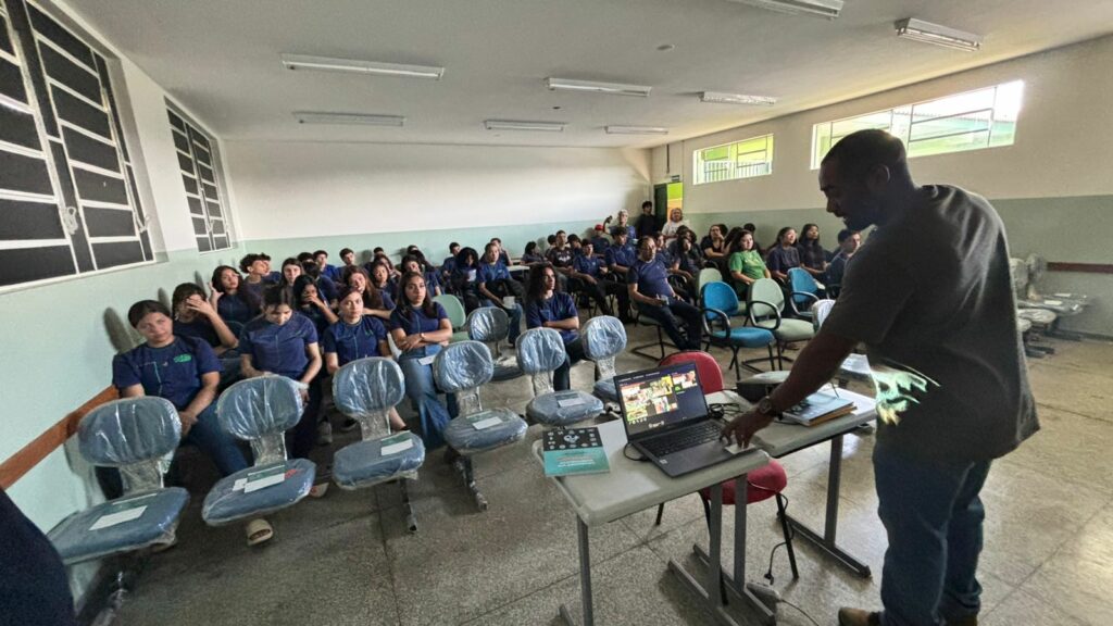 Palestras de Educação Ambiental orientam alunos sobre reciclagem em Bonito Palestras de Educação Ambiental orientam alunos sobre reciclagem em Bonito