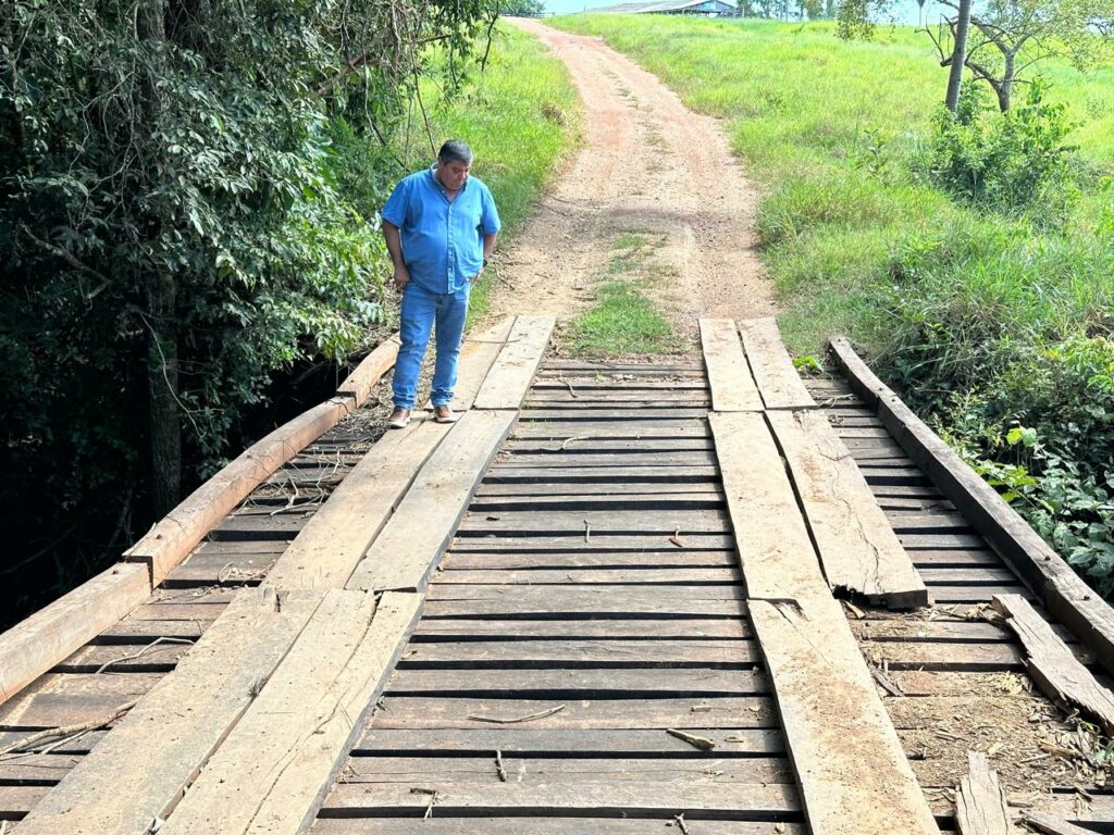 Prefeito vistoria estradas vicinais e define prioridades para patrolamento em Bonito Prefeito vistoria estradas vicinais e define prioridades para patrolamento em Bonito