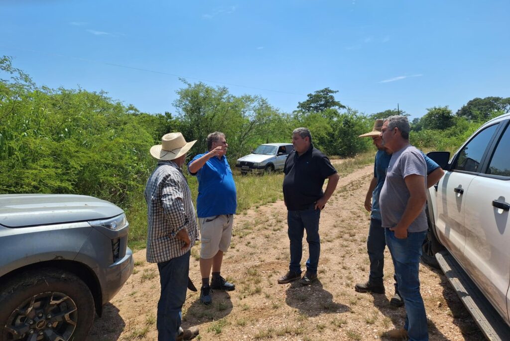 Prefeito vistoria estradas vicinais e define prioridades para patrolamento em Bonito Prefeito vistoria estradas vicinais e define prioridades para patrolamento em Bonito