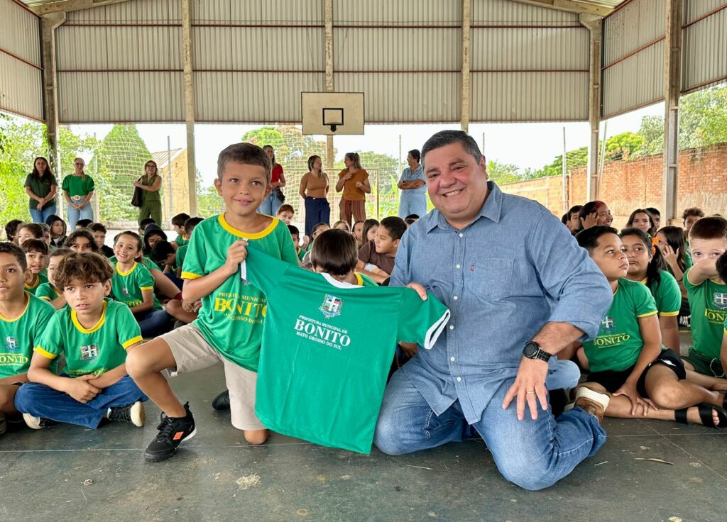 Prefeitura de Bonito realiza entrega de novos uniformes escolares na rede municipal Prefeitura de Bonito realiza entrega de novos uniformes escolares na rede municipal