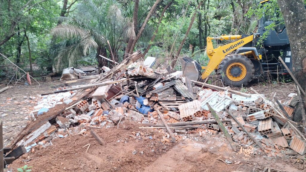 Moradia irregular em área de preservação é demolida na Estrada Boiadeira