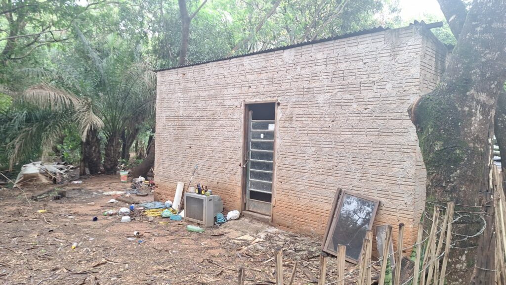 Moradia irregular em área de preservação é demolida na Estrada Boiadeira