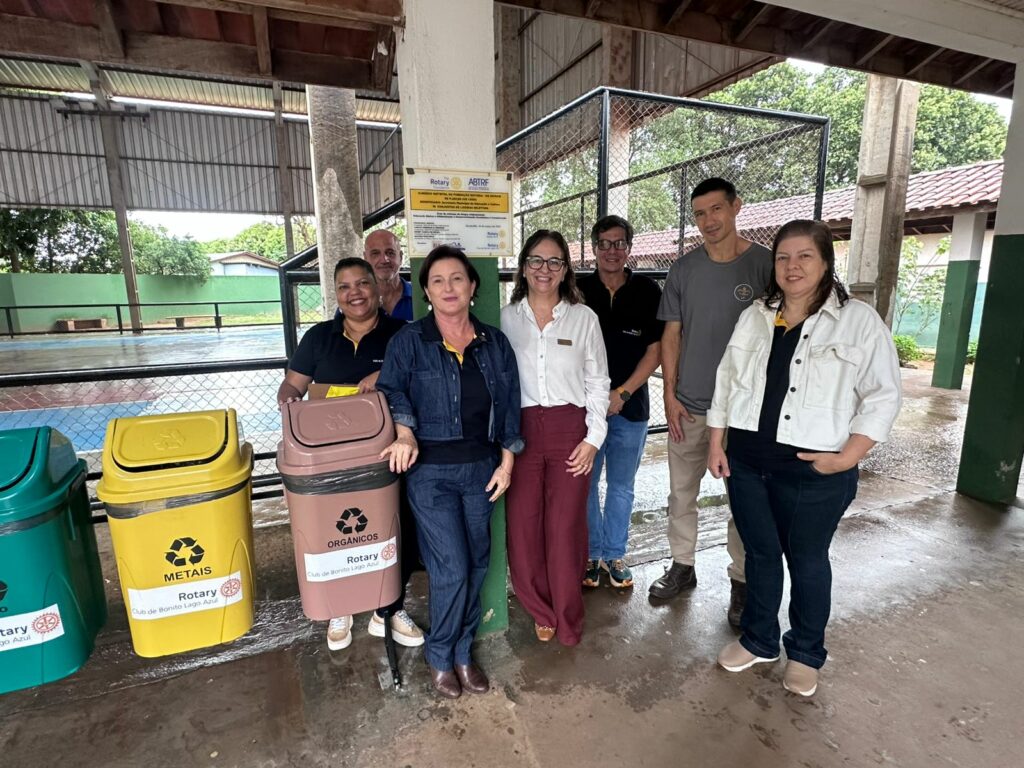 Escola Municipal Profª Durvalina Dornelles Teixeira recebe conjunto de lixeiras seletivas por meio de parceria com Rotary Club