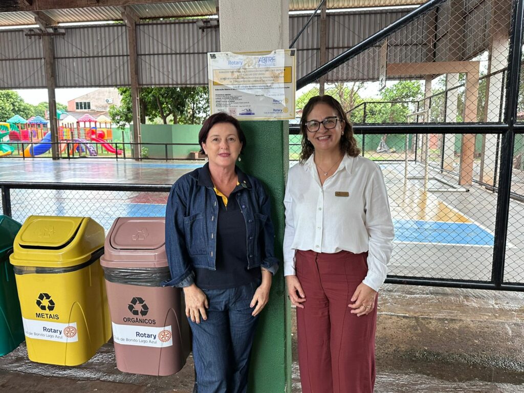 Escola Municipal Profª Durvalina Dornelles Teixeira recebe conjunto de lixeiras seletivas por meio de parceria com Rotary Club