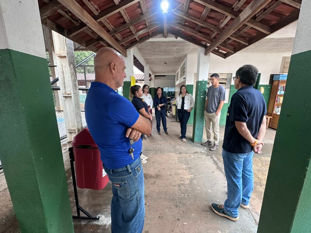 Escola Municipal Profª Durvalina Dornelles Teixeira recebe conjunto de lixeiras seletivas por meio de parceria com Rotary Club