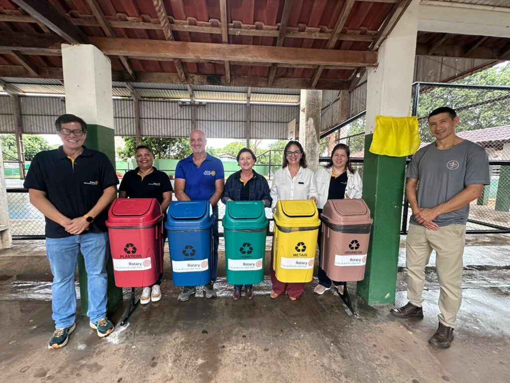 Escola Municipal Profª Durvalina Dornelles Teixeira recebe conjunto de lixeiras seletivas por meio de parceria com Rotary Club