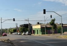 Novo semáforo é instalado no cruzamento das ruas 29 de Maio e das Flores