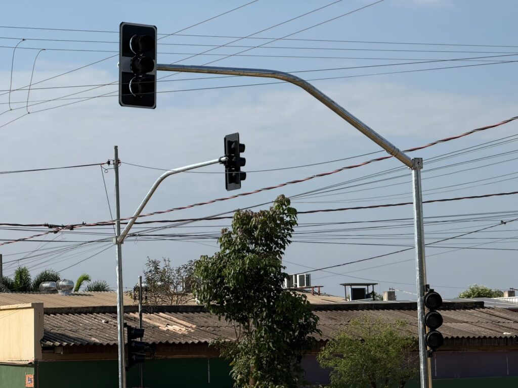 Novo semáforo é instalado no cruzamento das ruas 29 de Maio e das Flores