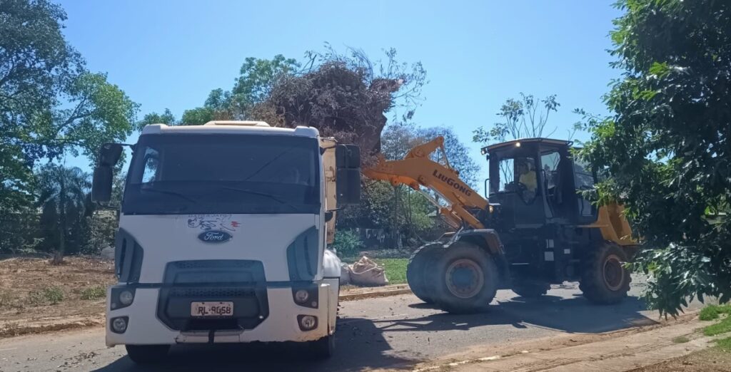 Secretaria de Obras realiza mutirão de limpeza na Vila Machado
