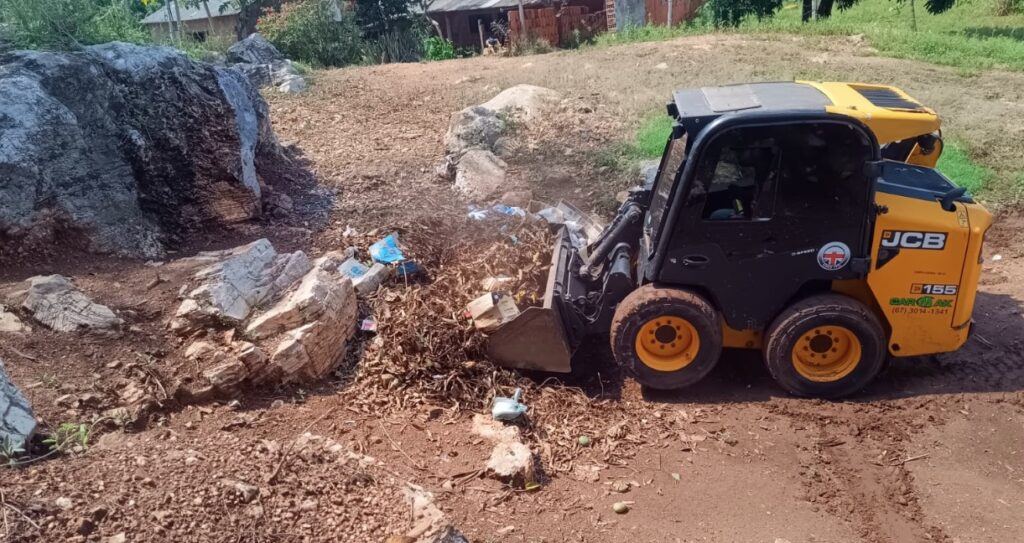 Secretaria de Obras realiza mutirão de limpeza na Vila Machado