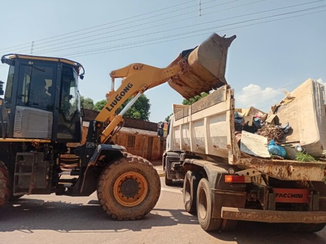 Secretaria de Obras realiza mutirão de limpeza na Vila Machado