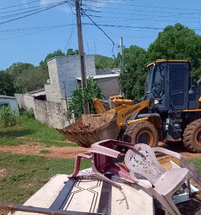 Secretaria de Obras realiza mutirão de limpeza na Vila Machado