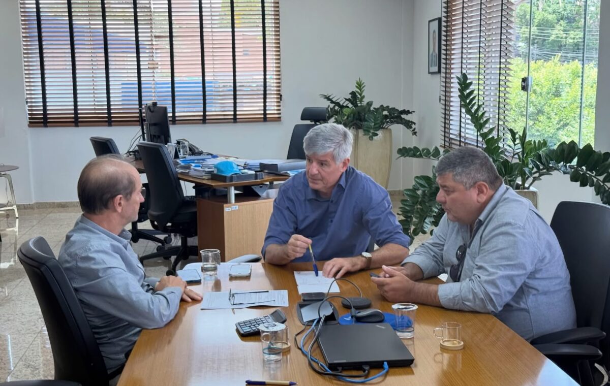 Prefeito Josmail Rodrigues discute ampliação da rede de esgoto em Bonito com a Sanesul
