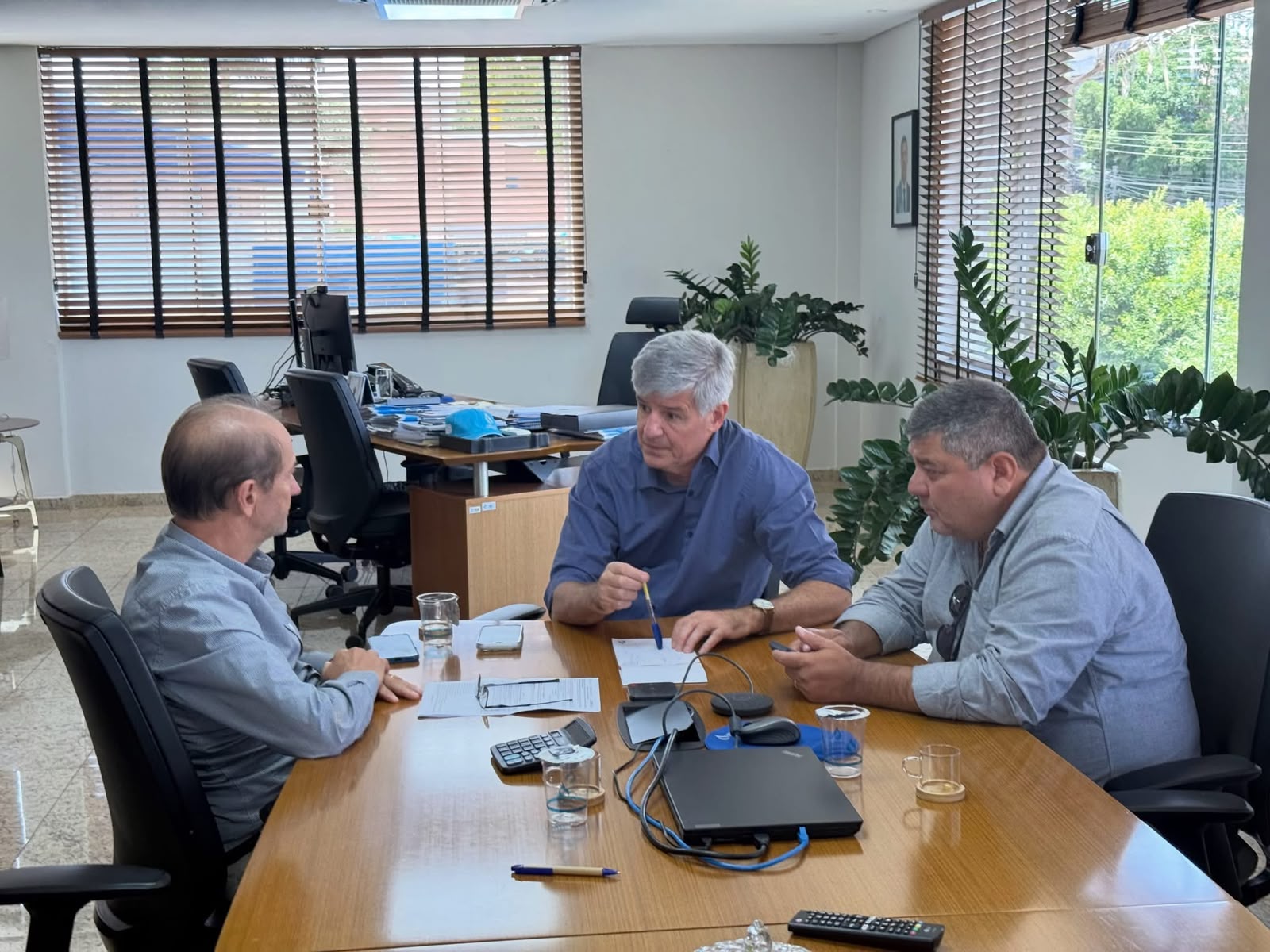 Prefeito Josmail Rodrigues discute ampliação da rede de esgoto em Bonito com a Sanesul