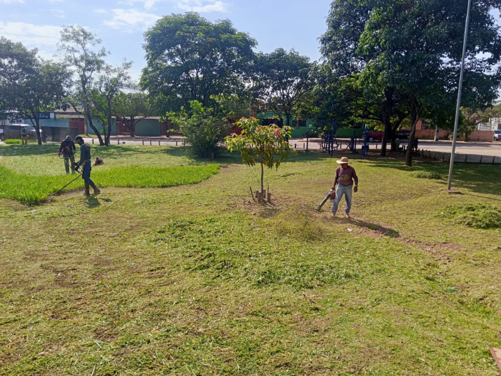 Prefeitura intensifica serviços de roçada em espaços públicos de Bonito Prefeitura intensifica serviços de roçada em espaços públicos de Bonito
