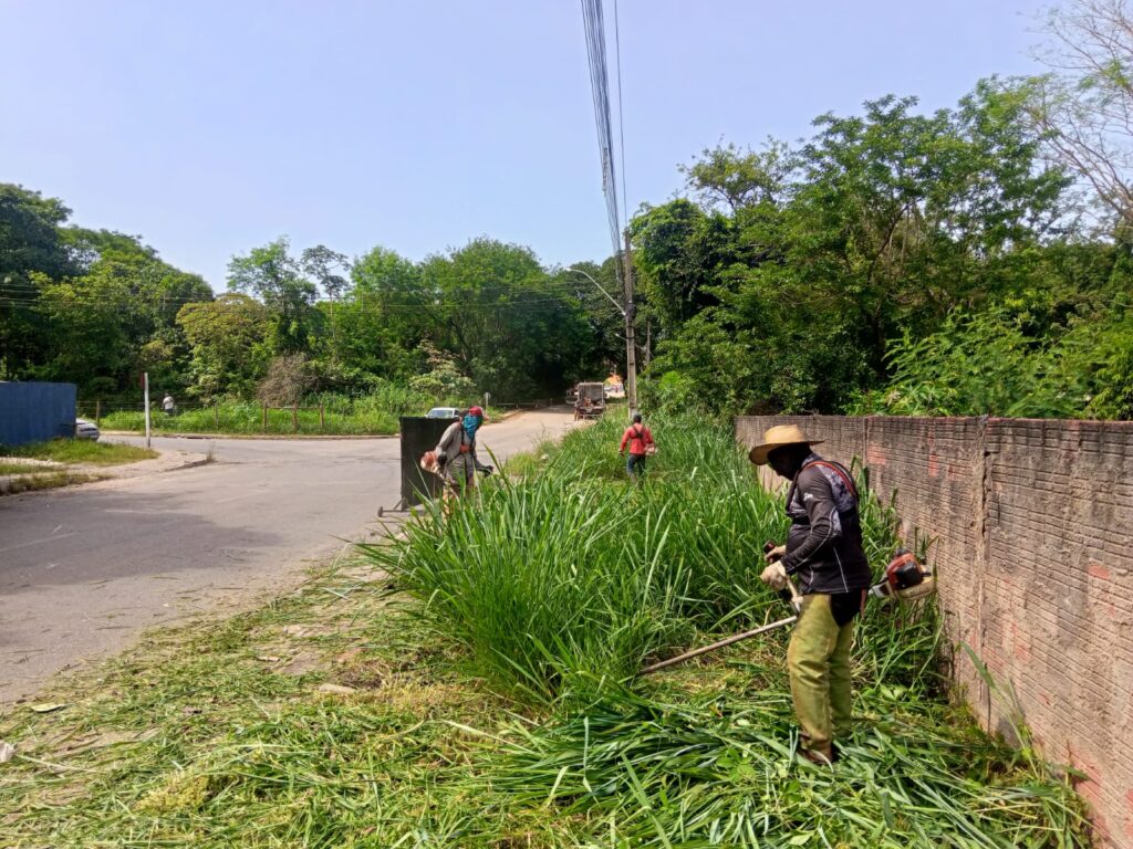Prefeitura intensifica serviços de roçada em espaços públicos de Bonito Prefeitura intensifica serviços de roçada em espaços públicos de Bonito