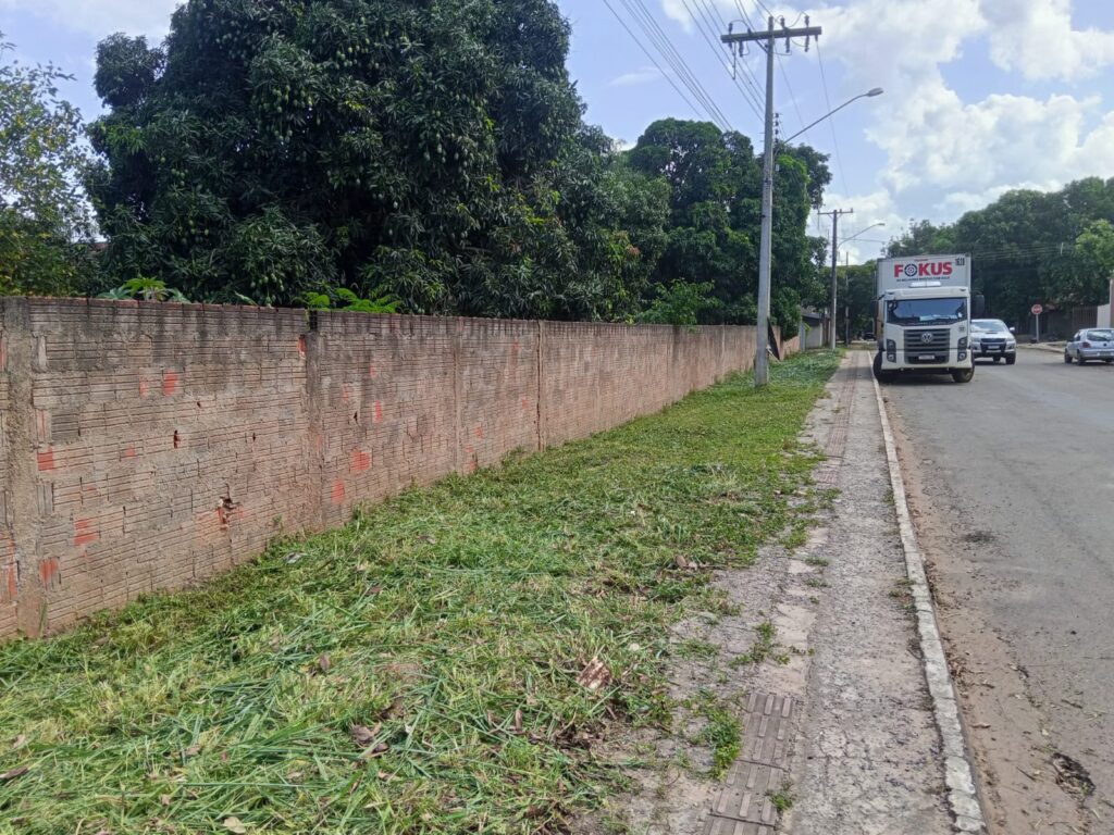 Prefeitura intensifica serviços de roçada em espaços públicos de Bonito Prefeitura intensifica serviços de roçada em espaços públicos de Bonito