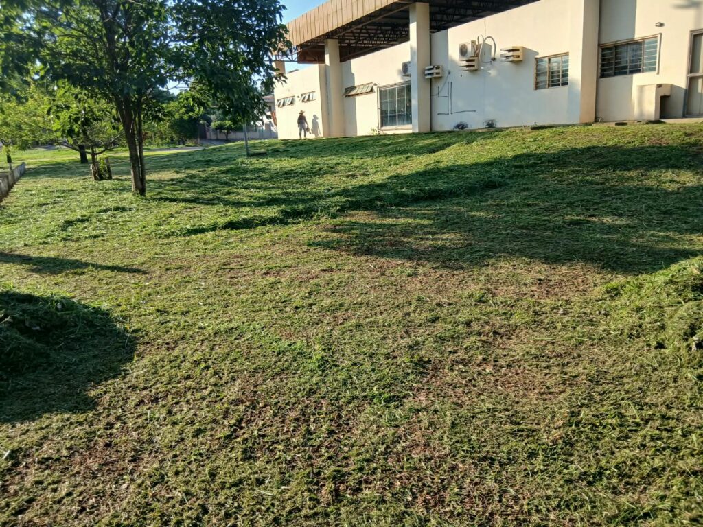 Prefeitura intensifica serviços de roçada em espaços públicos de Bonito Prefeitura intensifica serviços de roçada em espaços públicos de Bonito
