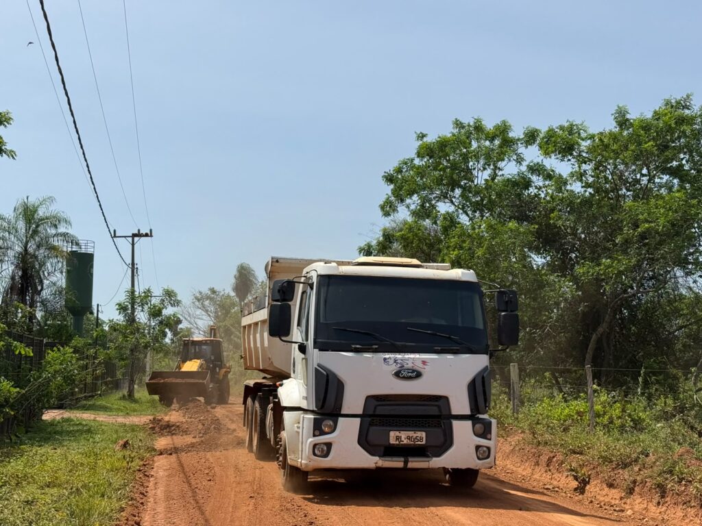 Prefeitura realiza patrolamento e cascalhamento na Estrada do Aquário, em Bonito Prefeitura realiza patrolamento e cascalhamento na Estrada do Aquário, em Bonito