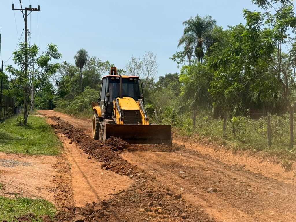 Prefeitura realiza patrolamento e cascalhamento na Estrada do Aquário, em Bonito Prefeitura realiza patrolamento e cascalhamento na Estrada do Aquário, em Bonito
