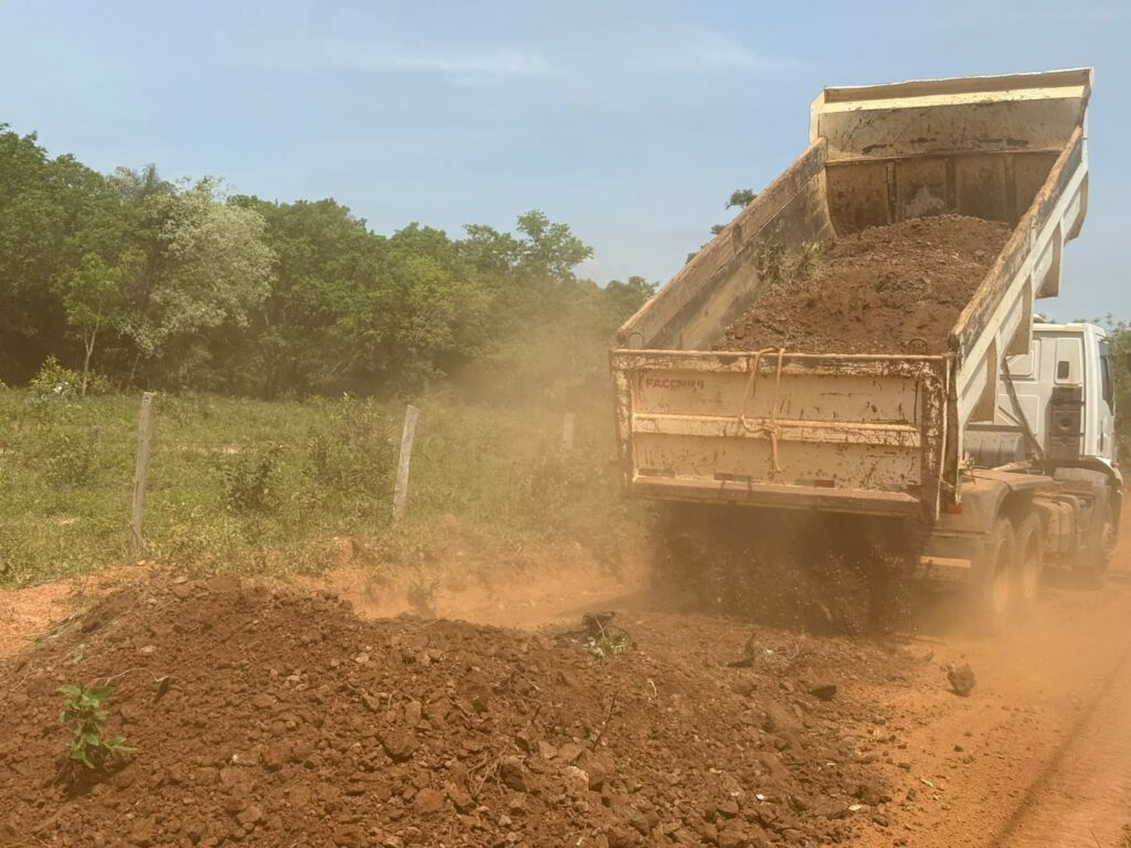 Prefeitura realiza patrolamento e cascalhamento na Estrada do Aquário, em Bonito Prefeitura realiza patrolamento e cascalhamento na Estrada do Aquário, em Bonito
