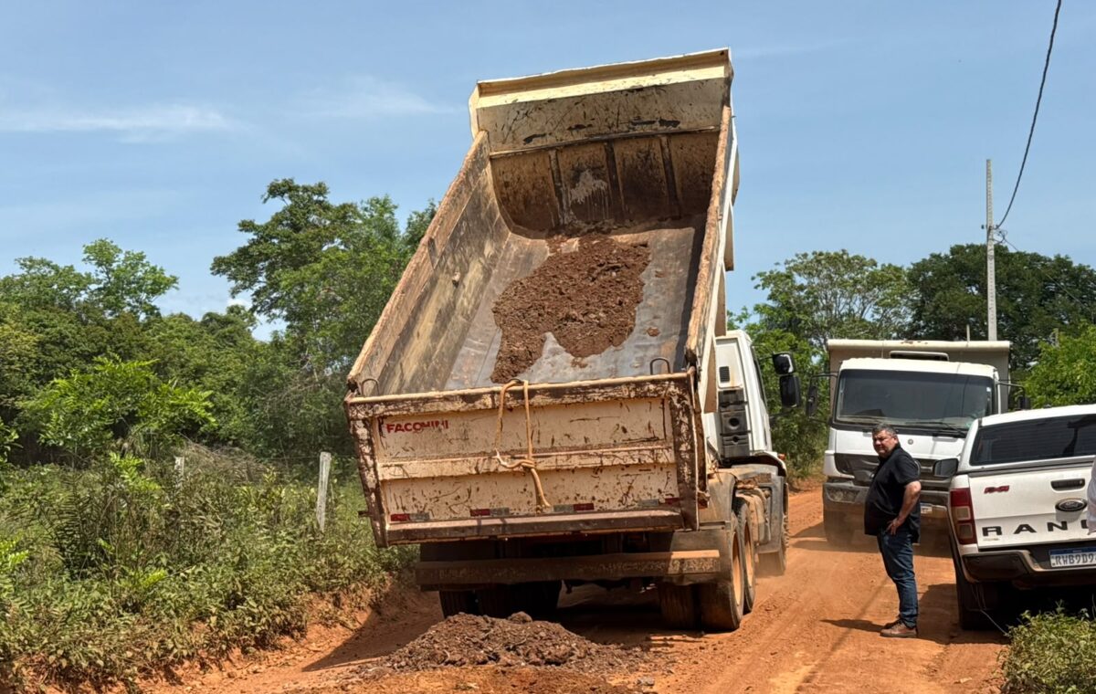 Prefeitura realiza patrolamento e cascalhamento na Estrada do Aquário, em Bonito