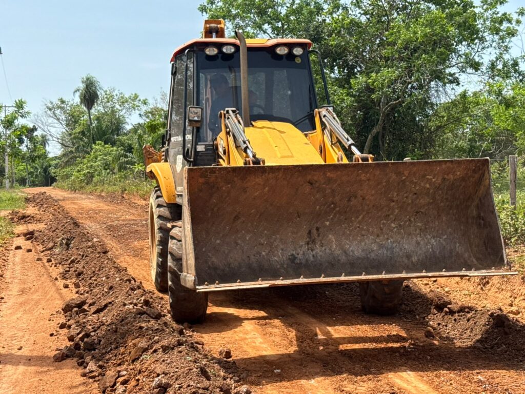 Prefeitura realiza patrolamento e cascalhamento na Estrada do Aquário, em Bonito Prefeitura realiza patrolamento e cascalhamento na Estrada do Aquário, em Bonito