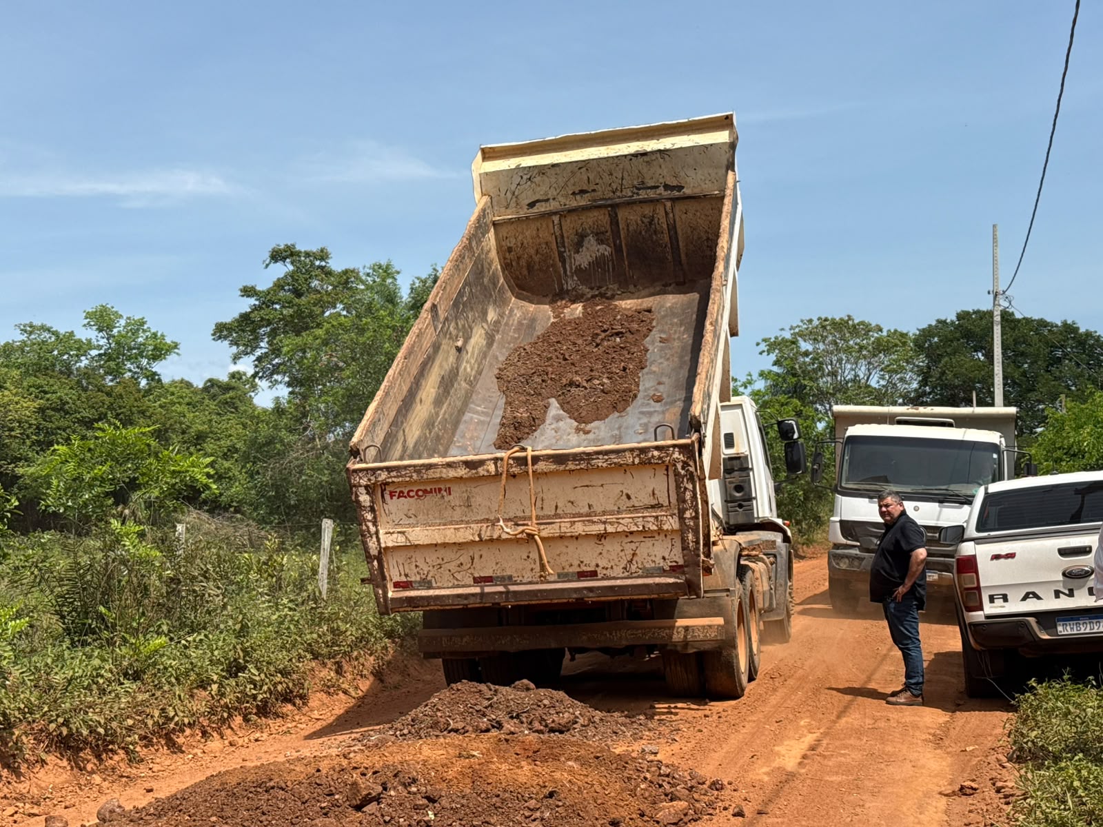 Prefeitura realiza patrolamento e cascalhamento na Estrada do Aquário, em Bonito