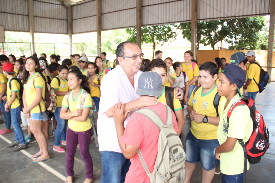 Prefeito entrega novas camisetas nas escolas municipais