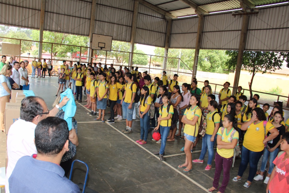 Prefeito entrega novas camisetas nas escolas municipais
