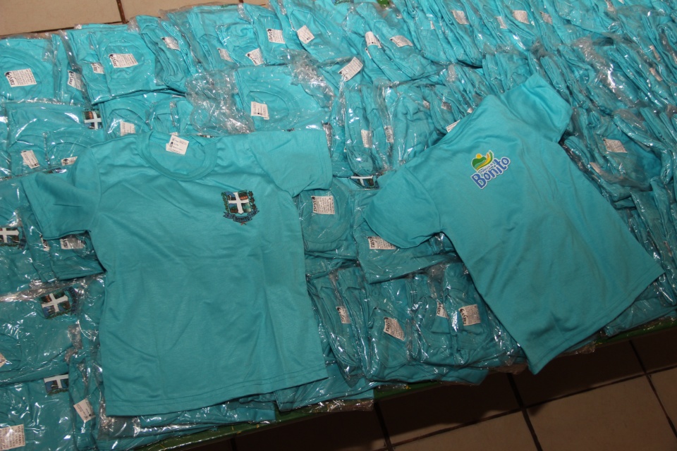 Prefeito entrega novas camisetas nas escolas municipais