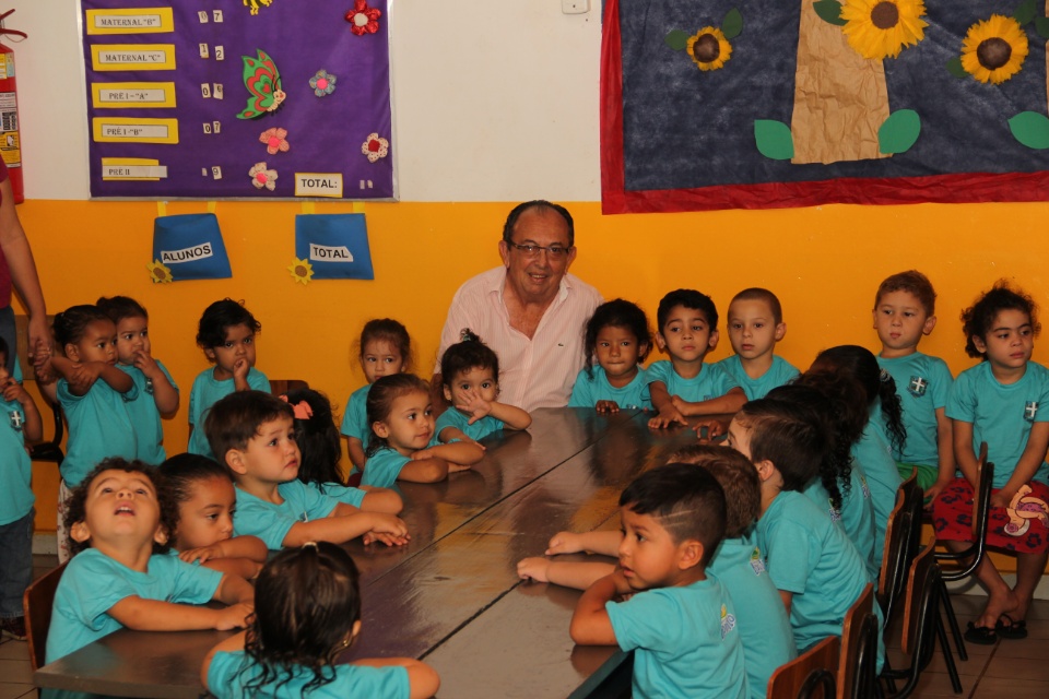 Prefeito entrega novas camisetas nas escolas municipais