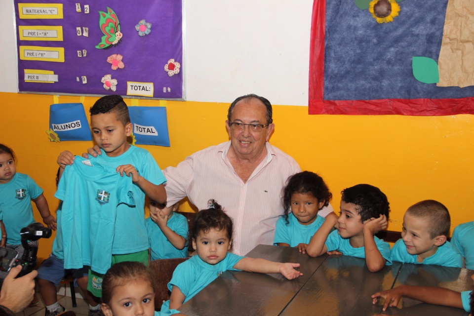 Prefeito entrega novas camisetas nas escolas municipais